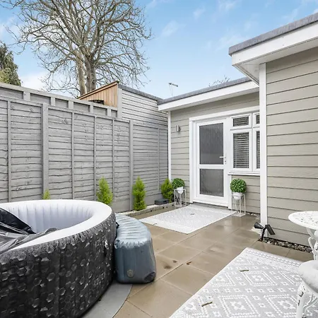 New! Modern 1-br House With Patio & Hottub , Chiswick