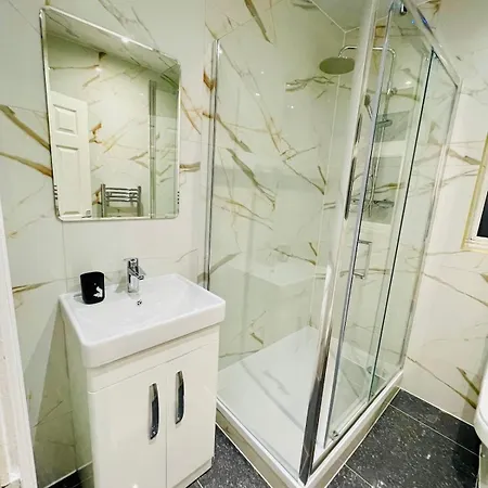 Luxury 2 Bed House With Parking, 5 Min Walk To Station & Ldo Holiday home *