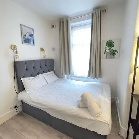 Apartment 2 Bedroom Flat Ground Floor Miles London