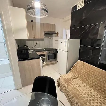 2 Bedroom Flat Ground Floor Miles
