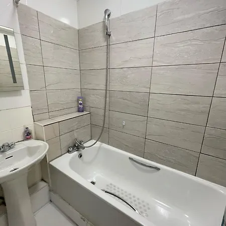 Apartment 2 Bedroom Flat Ground Floor Miles *