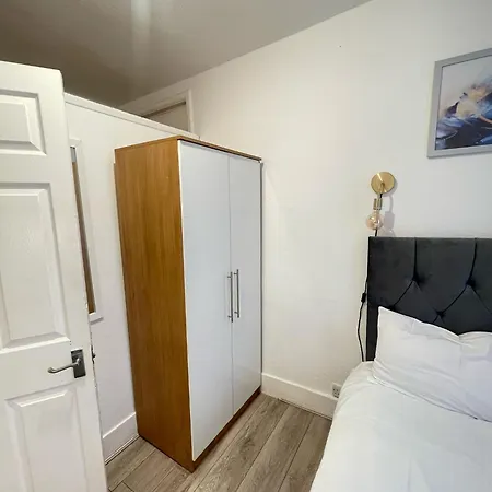 Apartment 2 Bedroom Flat Ground Floor Miles *