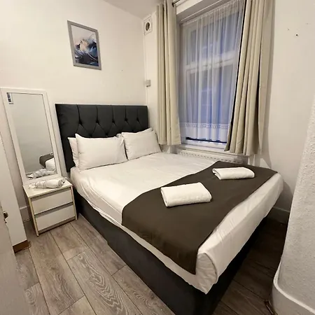 2 Bedroom Flat Ground Floor Miles Apartment London