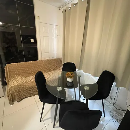 Apartment 2 Bedroom Flat Ground Floor Miles London