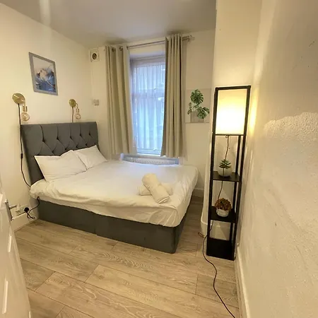 2 Bedroom Flat Ground Floor Miles *