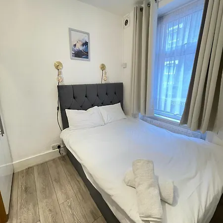 2 Bedroom Flat Ground Floor Miles London