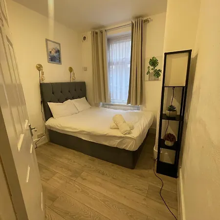 2 Bedroom Flat Ground Floor Miles Apartment London