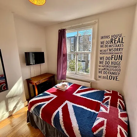 Saint Backpackers Hostel *