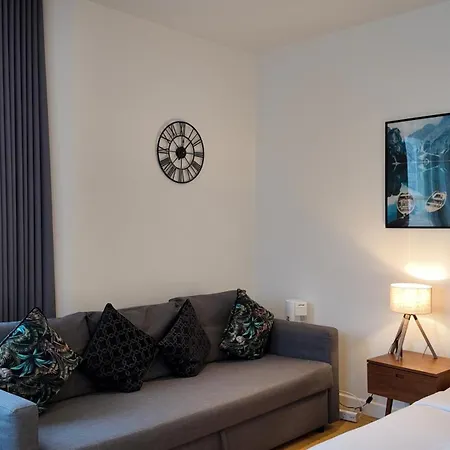 Stunning Piccadilly 1 Bedroom Flat In Vr9 Apartment *