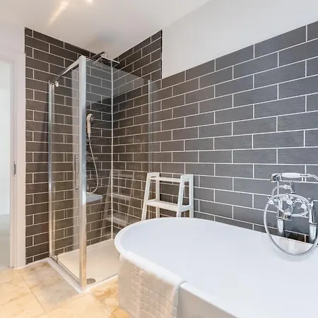 Stunningly Spacious 4bd Clapham North Apartment