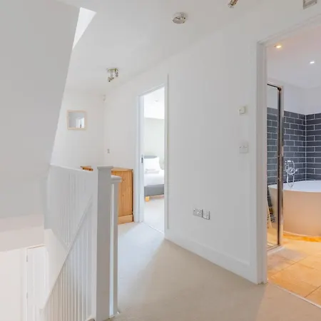 Apartment Stunningly Spacious 4bd Clapham North London