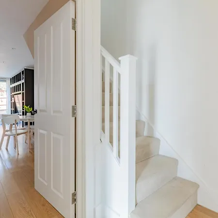 Stunningly Spacious 4bd Clapham North