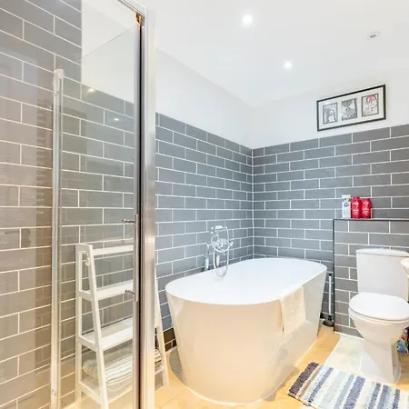 Stunningly Spacious 4bd Clapham North London