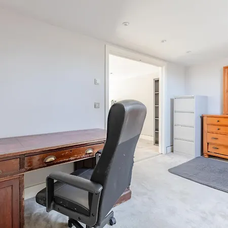 Stunningly Spacious 4bd Clapham North * London