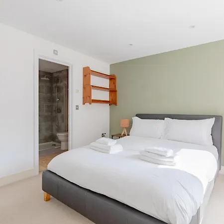 Stunningly Spacious 4bd Clapham North * London