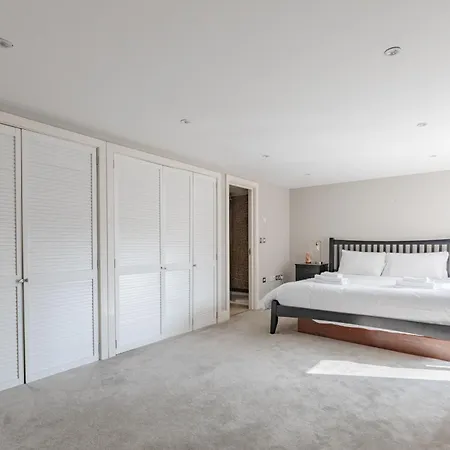 Stunningly Spacious 4bd Clapham North *