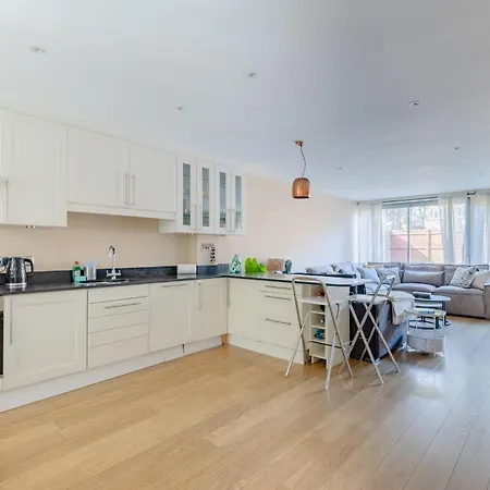 Stunningly Spacious 4bd Clapham North London