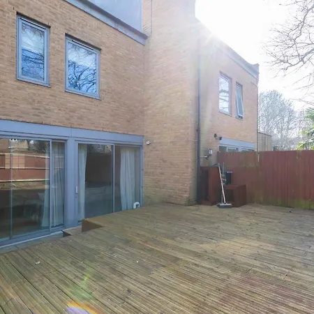 Stunningly Spacious 4bd Clapham North Apartment London