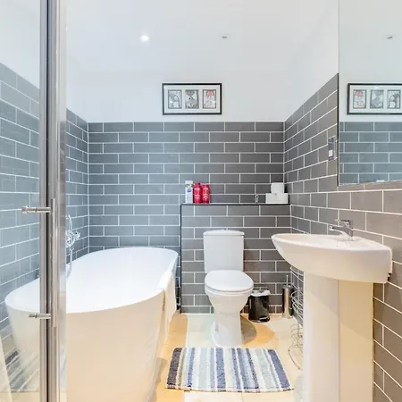 Stunningly Spacious 4bd Clapham North *