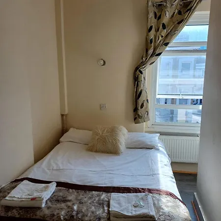 Warwick Road Hotel 2*