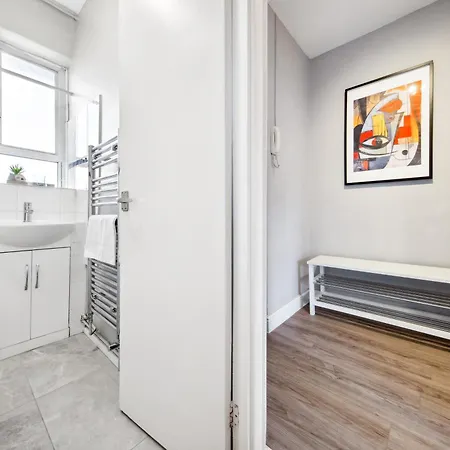 White Retreat - 2 Bedroom Flat Next To Loftus Road Apartment London