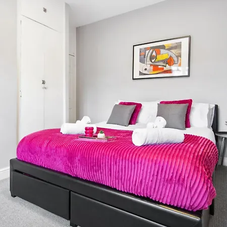 White Retreat - 2 Bedroom Flat Next To Loftus Road * London