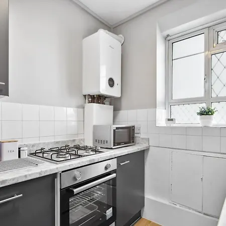 Apartment White Retreat - 2 Bedroom Flat Next To Loftus Road London