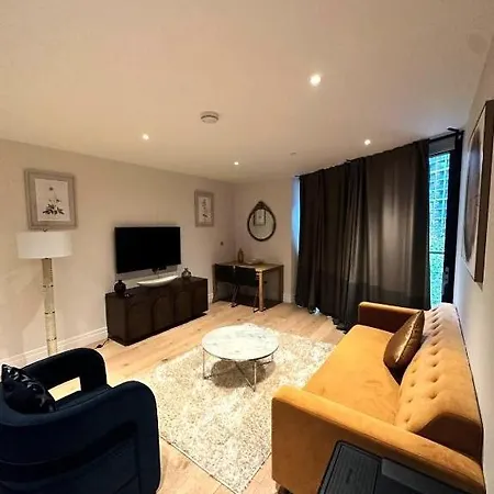 One Bed Flat In Vauxhall * لندن