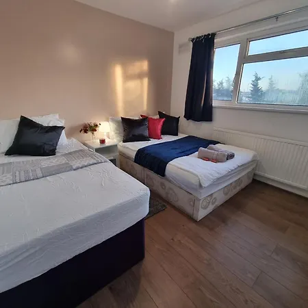 Cheerful 4/5 Bed House - Heathrow Apartment West Drayton (Middlesex)