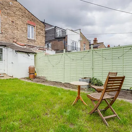 Classic House & Garden 25mins From Museums