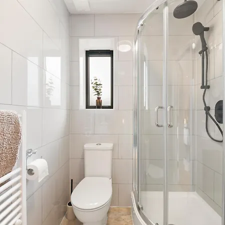 Chic 4 Bedroom I Extended Stays I Free Parking *