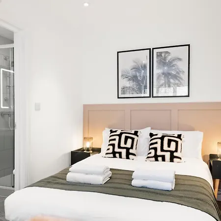 Chic 4 Bedroom I Extended Stays I Free Parking Apartment London