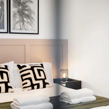 Chic 4 Bedroom I Extended Stays I Free Parking *