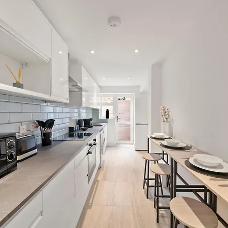 Chic 4 Bedroom I Extended Stays I Free Parking *