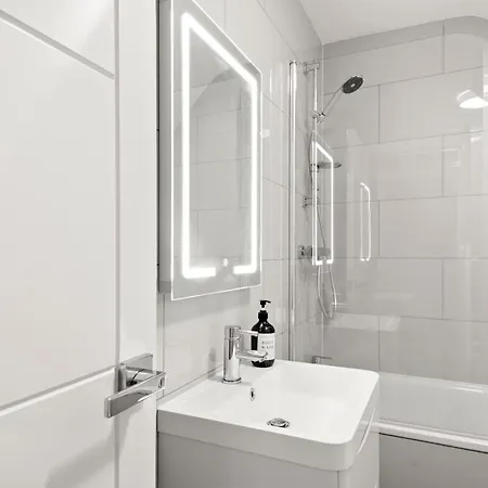 Chic 4 Bedroom I Extended Stays I Free Parking