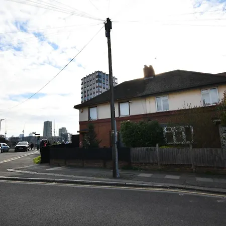 Morden Stratford 2 With Shared Bathroom