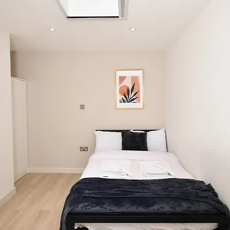 Guest house Morden Stratford 2 With Shared Bathroom London