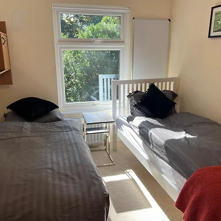 Villa Riverside Edgware