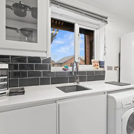 2Br Sleeps 6- 5 Mins To Canary Wharf Free Parking Squid Game Themed Apartment - London