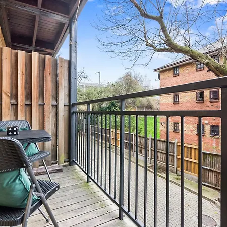 2Br Sleeps 6- 5 Mins To Canary Wharf Free Parking Squid Game Themed Apartment - * London