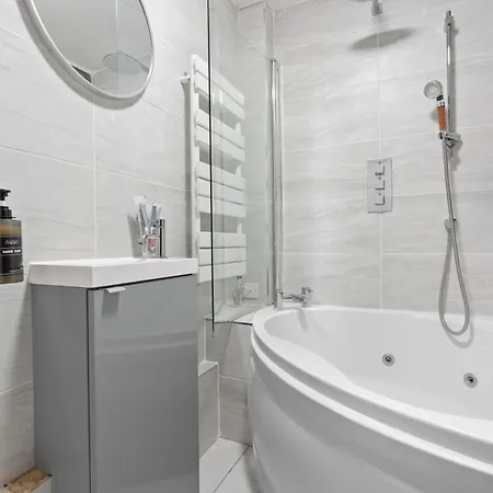 2Br Sleeps 6- 5 Mins To Canary Wharf Free Parking Squid Game Themed Apartment - *