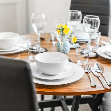 2Br Sleeps 6- 5 Mins To Canary Wharf Free Parking Squid Game Themed Apartment - London