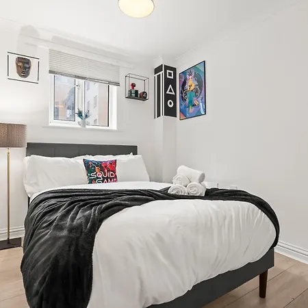 2Br Sleeps 6- 5 Mins To Canary Wharf Free Parking Squid Game Themed Apartment - London