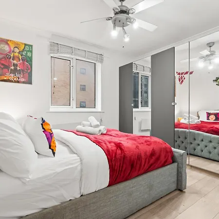 2Br Sleeps 6- 5 Mins To Canary Wharf Free Parking Squid Game Themed Apartment - London