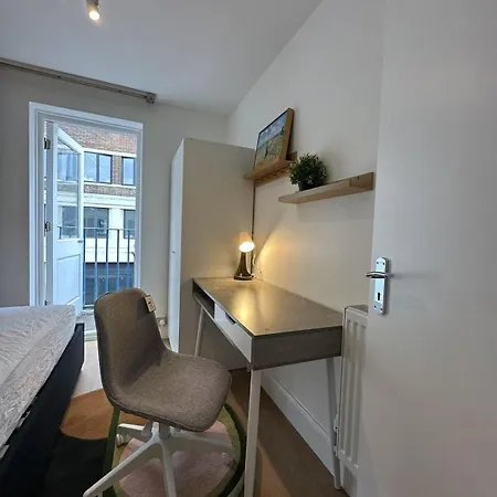 Newly Refurbished Flat By Euston 伦敦