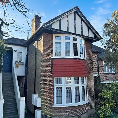 Spacious 3br In Heart Of Wimbledon