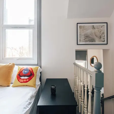 Cosy And Modern Duplex In The Heart Of Earls Court Holiday home *