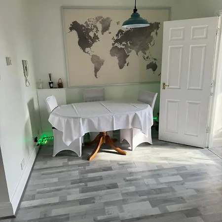 2 Bedroom Cosy Flat * Norwood