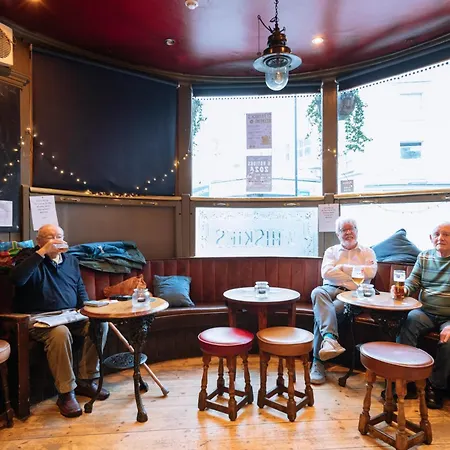 The Crown Pub & 4*