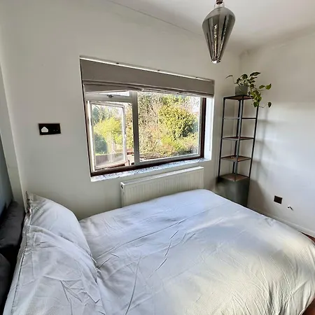 London Bedroom In Secure Leafy Area *